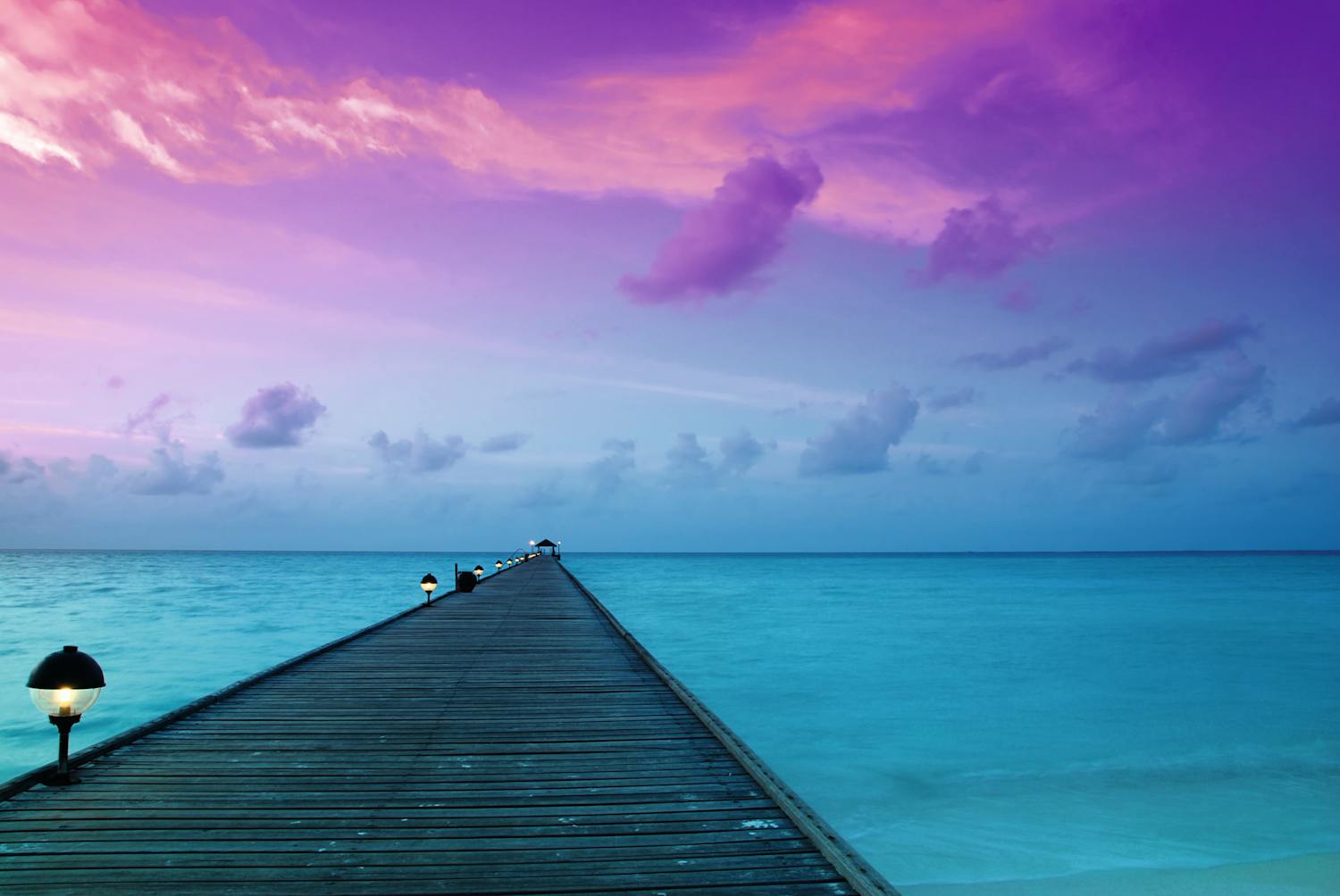 Vackrare färger Landskapsfoto med hav samt lila och blå himmel
